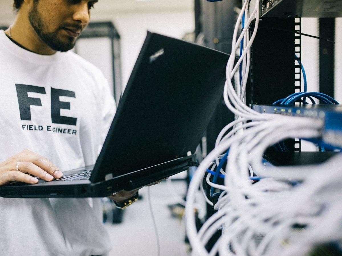Techniker bei der Netzwerkbetreuung